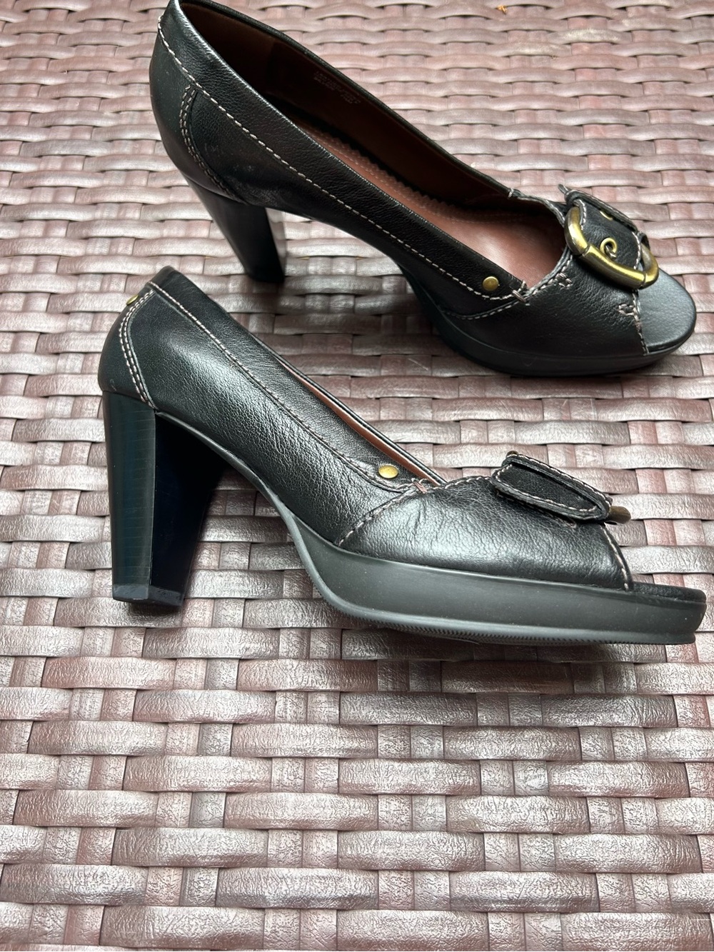 Peep-Toe Heel with Gold Buckle Size 7.5 NEW
Black leather- by Nicole - Classy - Picture 5 of 12